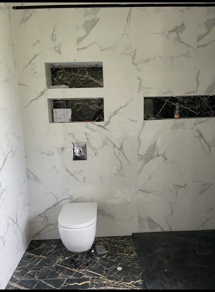 Salle de bains rénovée avec carrelage effet marbre